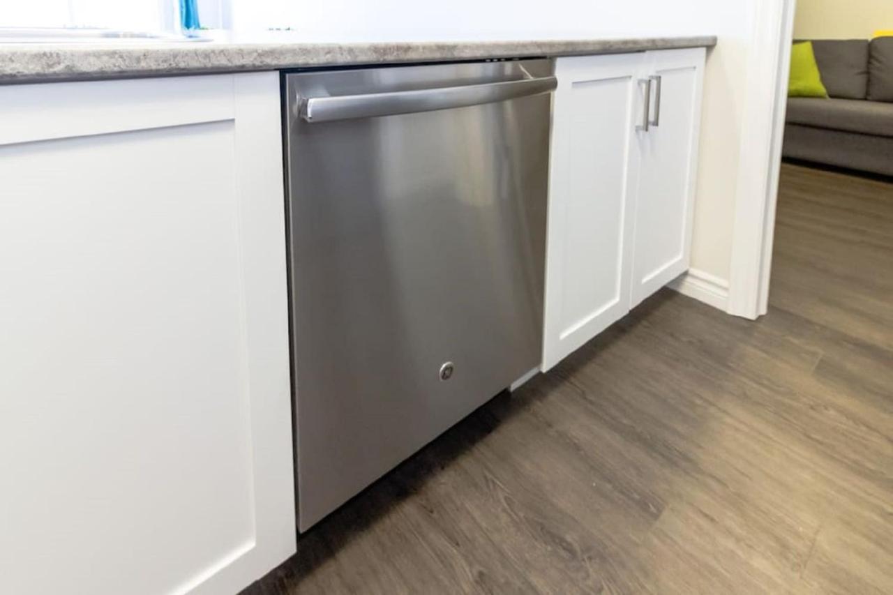 Newly Renovated Modern Condo Near Hospital, Unb Patio & Parking Coffee Saint John Bagian luar foto