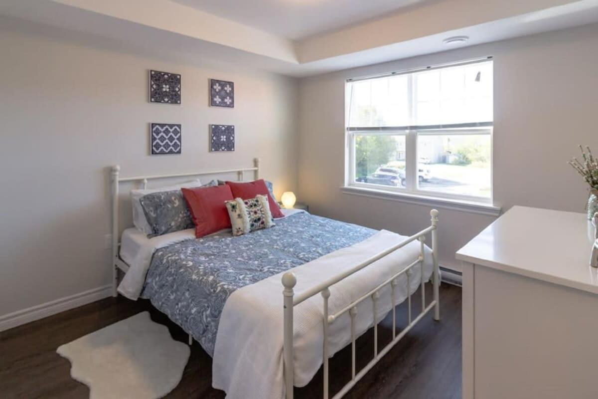 Newly Renovated Modern Condo Near Hospital, Unb Patio & Parking Coffee Saint John Bagian luar foto
