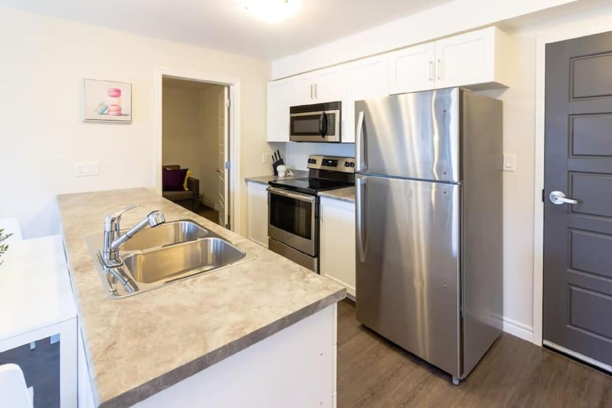 Newly Renovated Modern Condo Near Hospital, Unb Patio & Parking Coffee Saint John Bagian luar foto