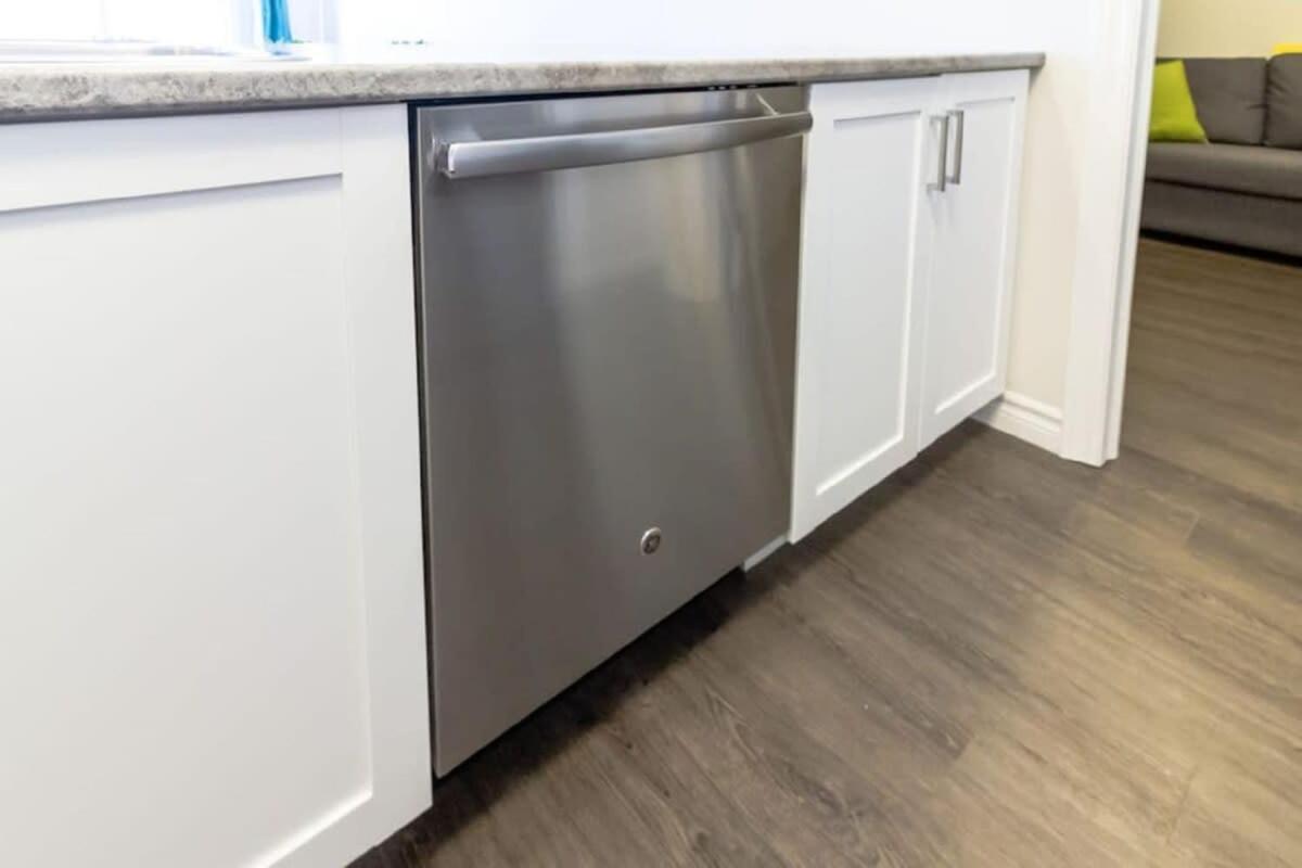 Newly Renovated Modern Condo Near Hospital, Unb Patio & Parking Coffee Saint John Bagian luar foto