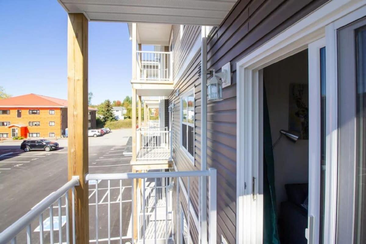Newly Renovated Modern Condo Near Hospital, Unb Patio & Parking Coffee Saint John Bagian luar foto